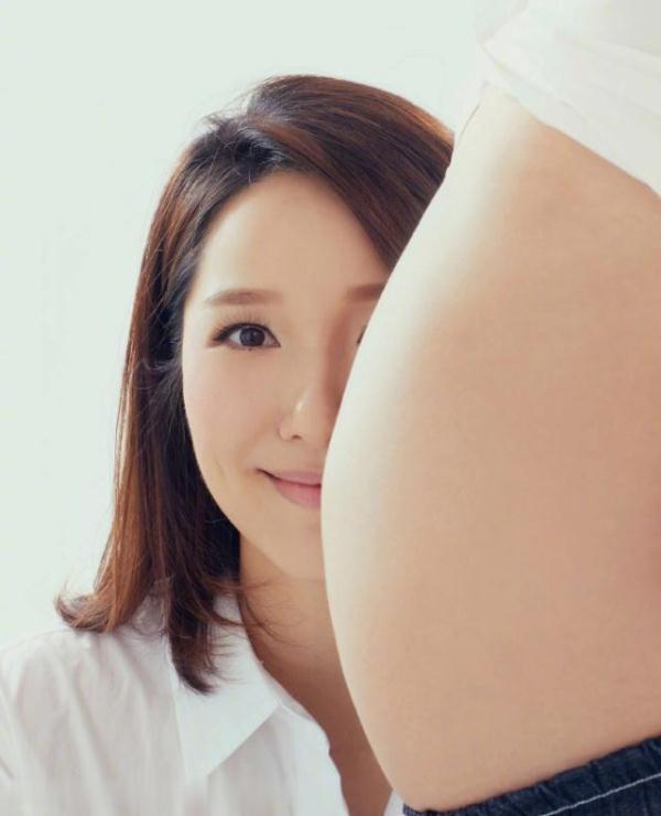 李亚男挺着孕肚拍摄写真照，王祖蓝低头亲吻肚子，展现完美侧颜杀