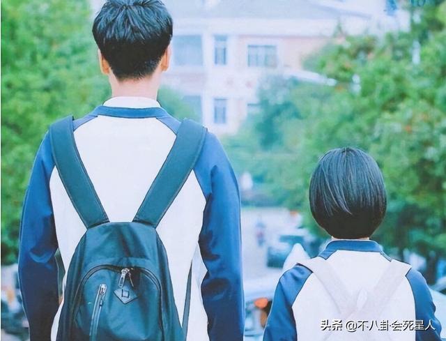 怪不得电视剧只拍上半身！踩“高跷”、垫箱子，看了花絮太尴尬