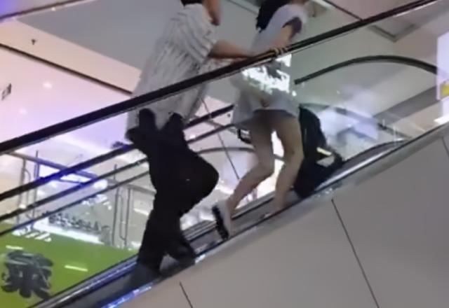 关晓彤“撅屁股”被指不雅，有谁注意张一山的眼神？别让鹿晗看见