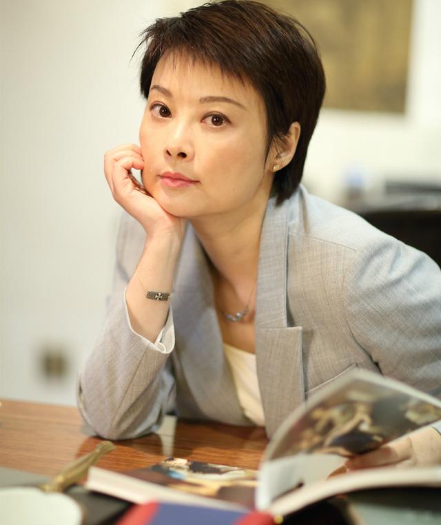 14年结婚三次，攀富豪找老外，47岁再嫁穷小子，袁立的情史太精彩