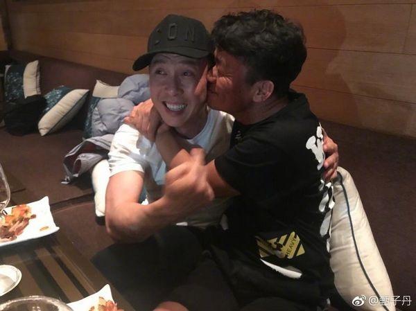 甄子丹微博晒出朋友聚会照片 与王宝强亲昵搂抱