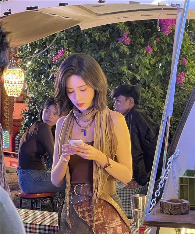 孟子义在柬埔寨拍戏被偶遇，穿吊带身材火辣，五官精致美翻天