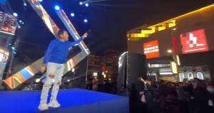 齐秦年轻的照片(齐秦打扮年轻现身小商演，肚腩暴露真实年龄，舞台简陋不影响卖力献唱)