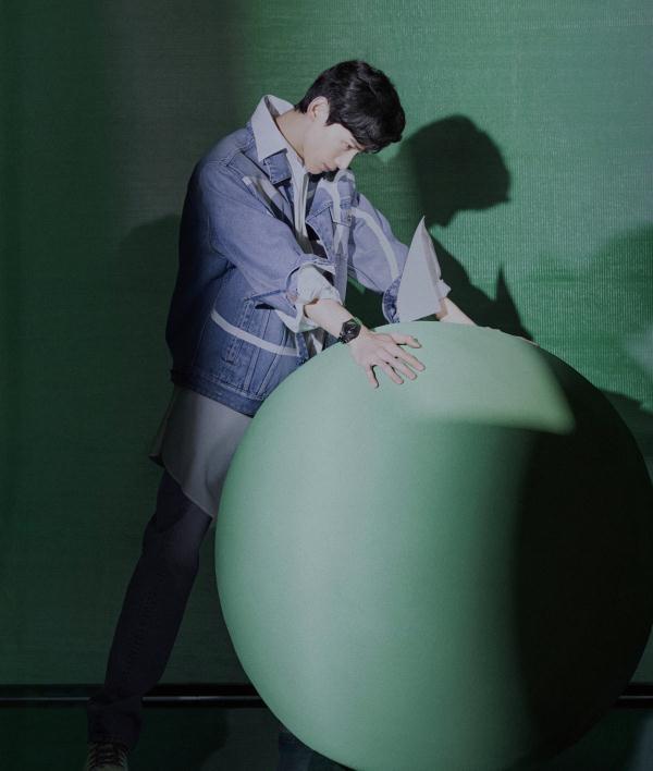 白敬亭时尚大片，化身为酷男孩花式玩转大绿球，帅出新高度