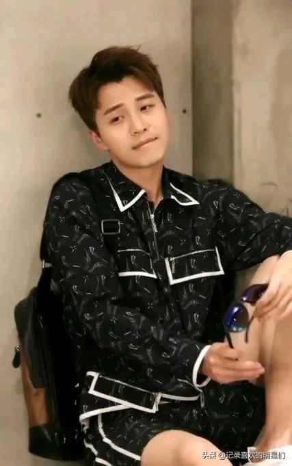 孟瑞自带贵族气质，阳光帅气迷人十足。演技精湛，才华横溢！