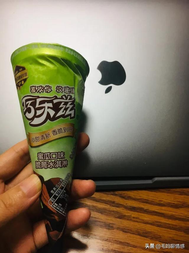 夏天的风 吹出思念的形状 樱桃 云 只有我知道，你是我的毒药。