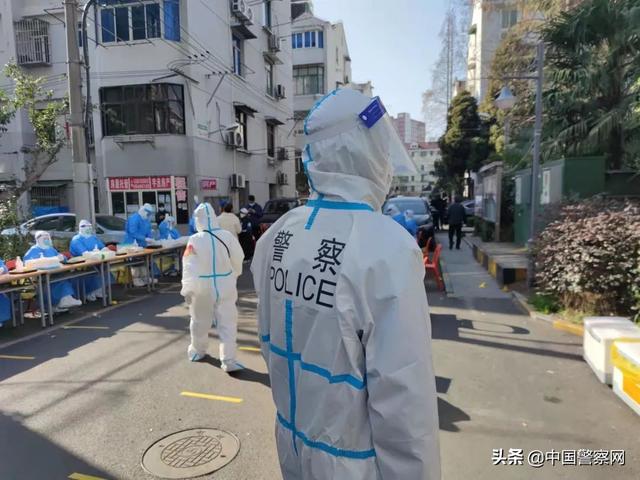 【疫情当前 警察不退】上海虹口：“三人小组”抗疫情