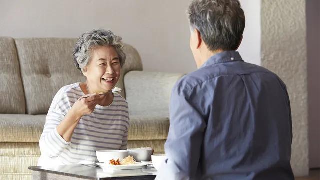 杭州父子同时爱上一对母女，娶母女进门后尴尬了，男子：太乱了！