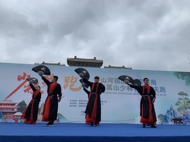 少林十八铜人亮相，引领万名游客参与“功夫跑”