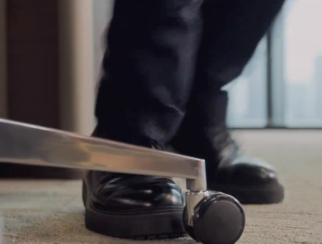 48岁黄渤新剧开播！搭档38岁朱珠被指演技浮夸，收视不佳剧情尴尬