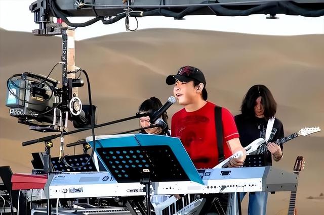 刀郎20年传奇：从歌厅瘸腿歌手到文化核弹，背后不为人知的故事？