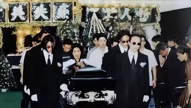 黄家驹唯一公开的女朋友，却被禁止出席葬礼，三十年过去终身不嫁