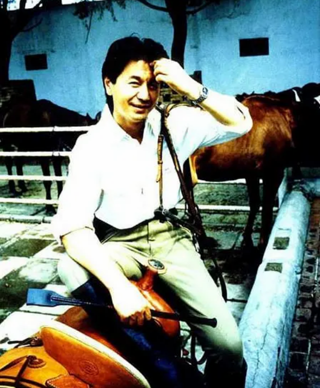 著名演员吴若甫：当红时被绑架，44岁娶22岁妻子，如今怎么样了？