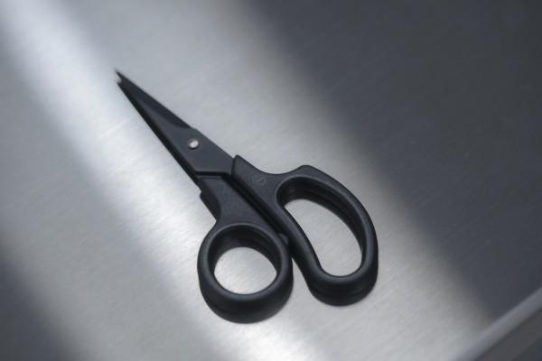 受害者痛晕！美国男子用剪刀剪断妻子情人“命根”，面临30年监禁