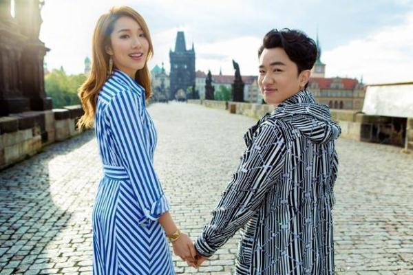 李亚男挺着孕肚拍摄写真照，王祖蓝低头亲吻肚子，展现完美侧颜杀