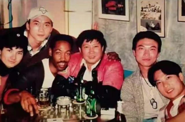 54岁邹兆龙内地拍戏，与女友人到小店吃肠粉接地气，妻儿定居国外