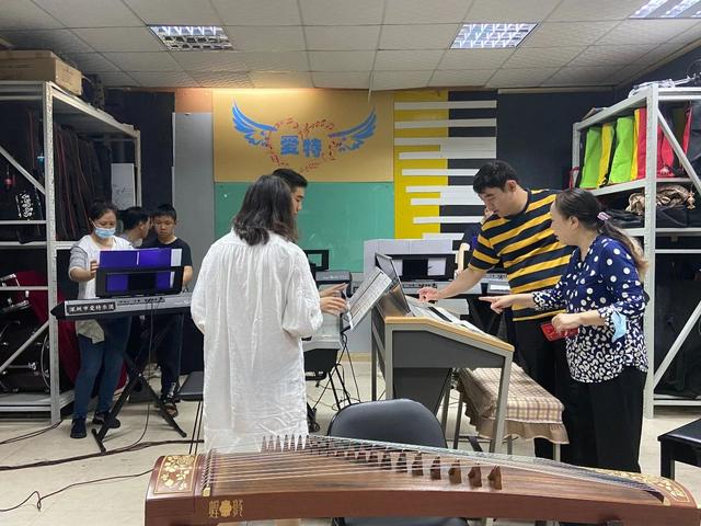 一位大龄自闭症患者母亲的自白:我只想比孩子多活一天