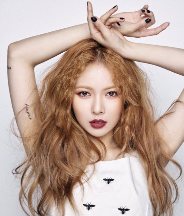 与泫雅恋情曝光遭开除，后借女友之名攀鸟叔，却因抛弃队友遭抵制