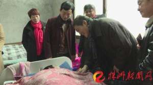 邓为肌肉(18年前他因救工友成了植物人 企业不在情谊在，156位工友捐款送温暖)