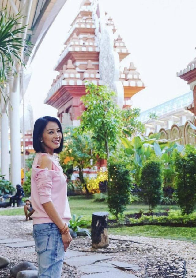 前TVB女星和老公相识18年公开婚姻保鲜法，育三子女仍像少女