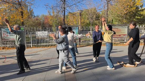 阜康：重阳秋色暖 敬老爱更浓