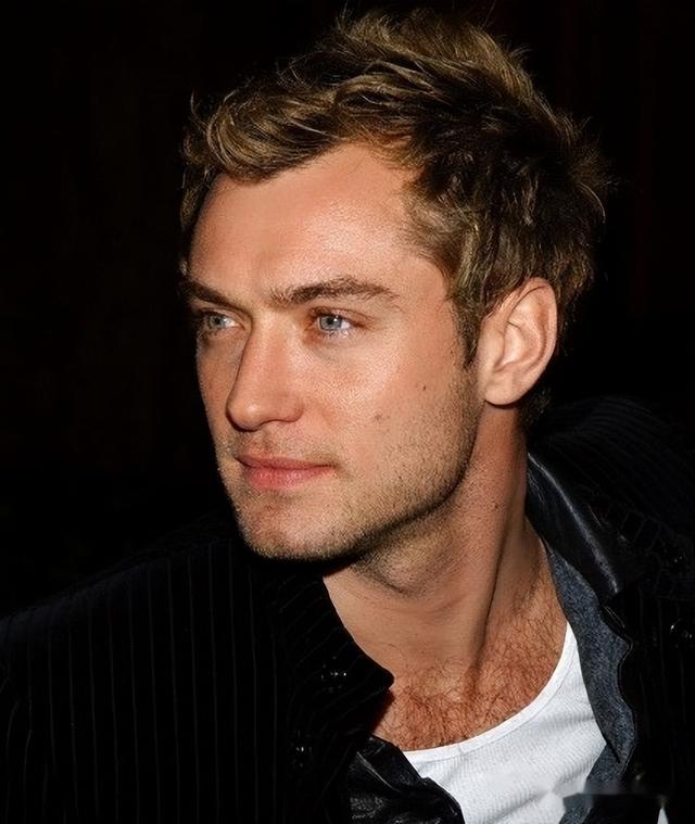 裘德洛:曾帅到掉渣,如今52岁油到不能看,6个孩子只有女儿像他