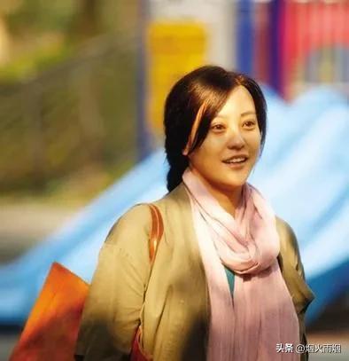 她是《熟年》中的二嫂，演戏她是认真的，对待感情她也是认真的