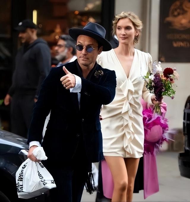 裘德洛:曾帅到掉渣,如今52岁油到不能看,6个孩子只有女儿像他