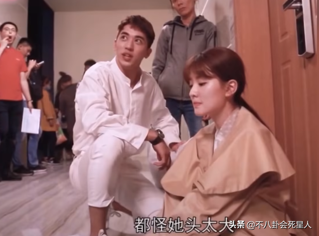 怪不得电视剧只拍上半身！踩“高跷”、垫箱子，看了花絮太尴尬