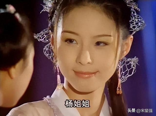 2003年，25岁鲍逸琳和26岁陈秀丽合影，对比明显，这才叫惊为天人