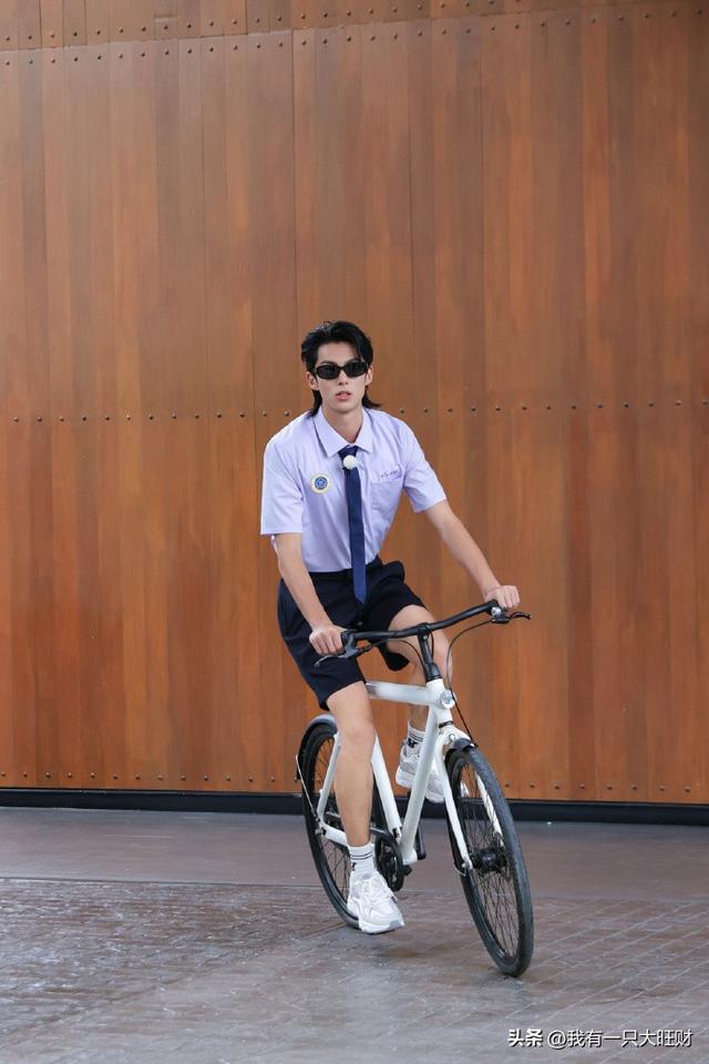 《奔跑吧》王鹤棣一边与白鹿超甜合体，一边带着显眼包范丞丞跳海