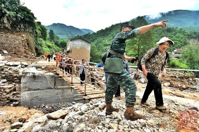 雅安汉源新华村大转移，救援人员在烂泥坡上搭起“人形阶梯”，现场直击