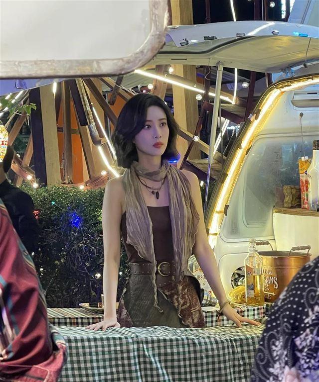 孟子义在柬埔寨拍戏被偶遇，穿吊带身材火辣，五官精致美翻天