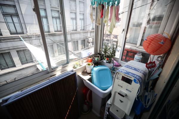 上海有幢“纸片楼”，墙面最窄20厘米，立繁华街口！走进居民家里，看到……