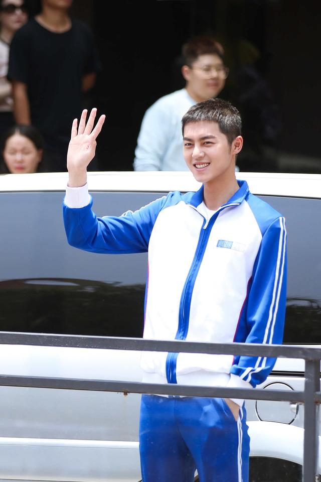 彭昱畅董力张逸杰谢彬彬蓝白校服现身 阳光少年活力十足