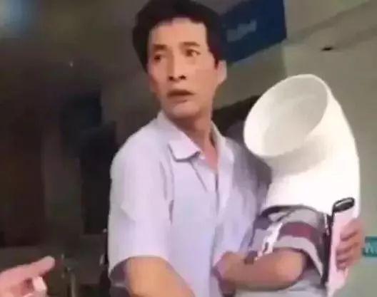 报告消防员蜀黍：这里有人卡住了......