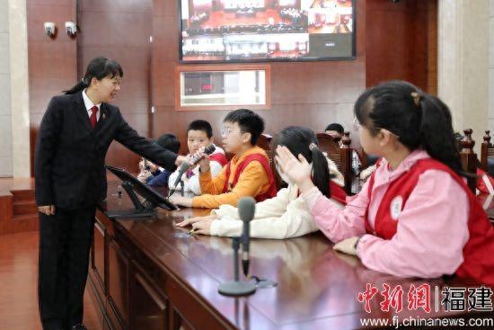 宁德:“沉浸式”参观法院 “零距离”感受庭审
