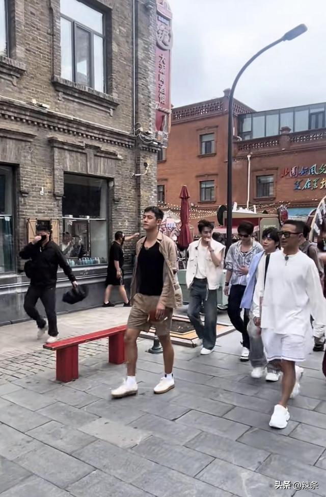 这一夜，“大海哥”秒了刘学义，才发现男明星只要个子高就丑不了