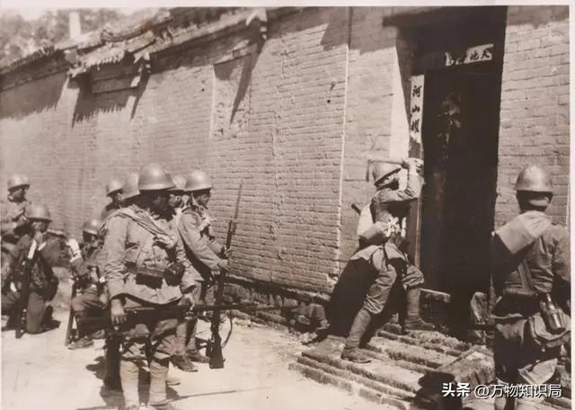 1940年,日军禁止公开的照片,一名慰安妇女孩表情呆滞,命运难测
