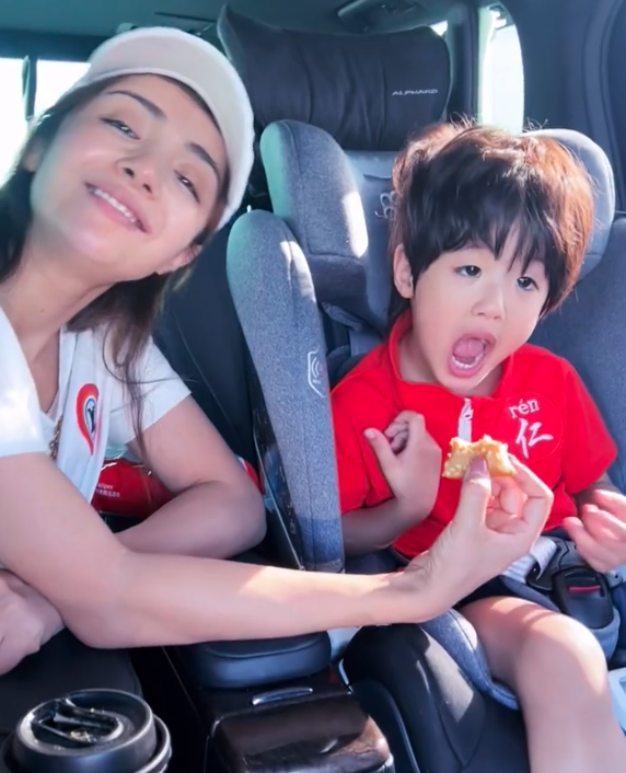 姜潮开车带妻儿外出！麦迪娜素颜状态真实，3岁儿子精致似洋娃娃