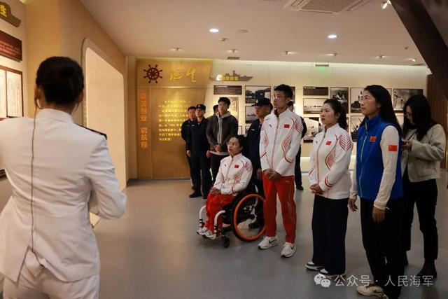 残奥会冠军登上海军舰艇，甲板秒变“追星现场”
