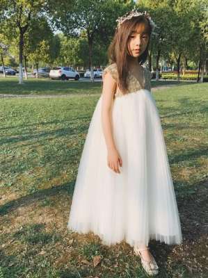 冯雪雅微博(冯雪雅晒近照美得像个小天使，小姜生长大了美少女感十足)