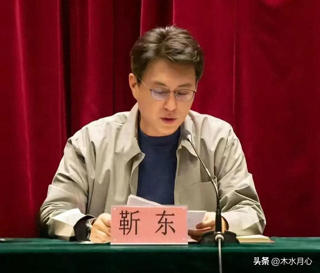 突发！47岁靳东官宣“新身份”，全网恭喜，吴越没有看走眼
