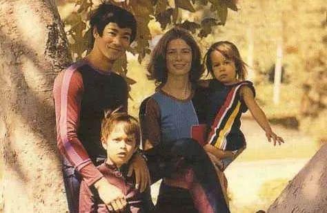 李小龙罕见旧照，一家四口老婆很漂亮，抱着女儿画面温馨