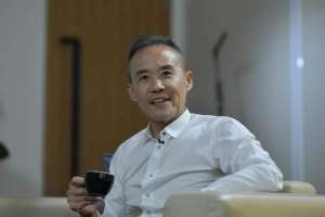 王石儿子(万科王石69岁再得幼女,每月退休金可领100万,妻子比他小30岁)