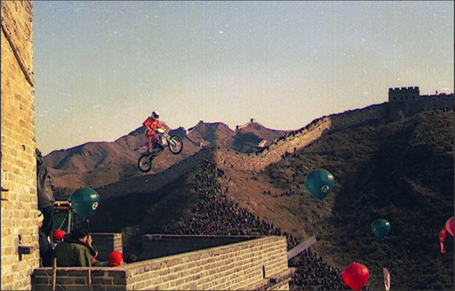 “大哥”柯受良去世18年后，刘德华、张学友照顾其妻儿怎样了？