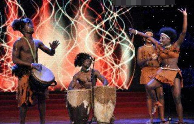 非洲最火的“烫脚舞”，至今无人敢模仿，看到最后忍不住想笑