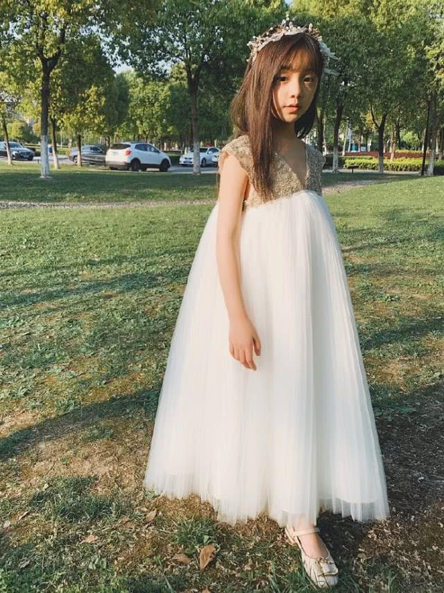 冯雪雅晒近照美得像个小天使，小姜生长大了美少女感十足