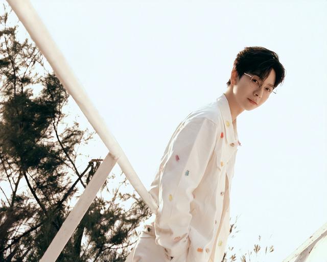 胡夏金晨恋情再添实锤,挽手遛狗同回女方家,为长辈带礼物被认可