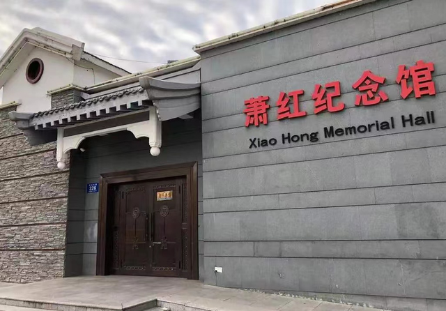 鲁迅爱徒萧红,2次出逃2次怀娃,被4个男人迷恋,因误割喉丢命